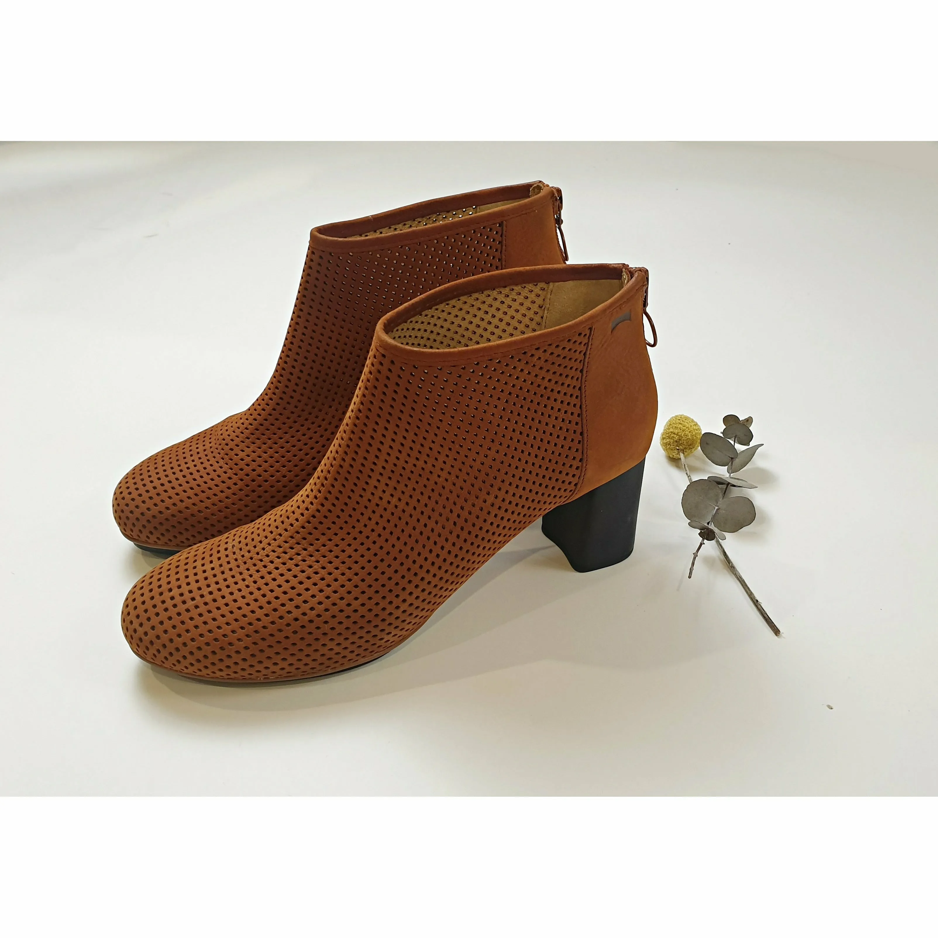 Camper second hand brown nubuck leather heels with perforated squares size 40