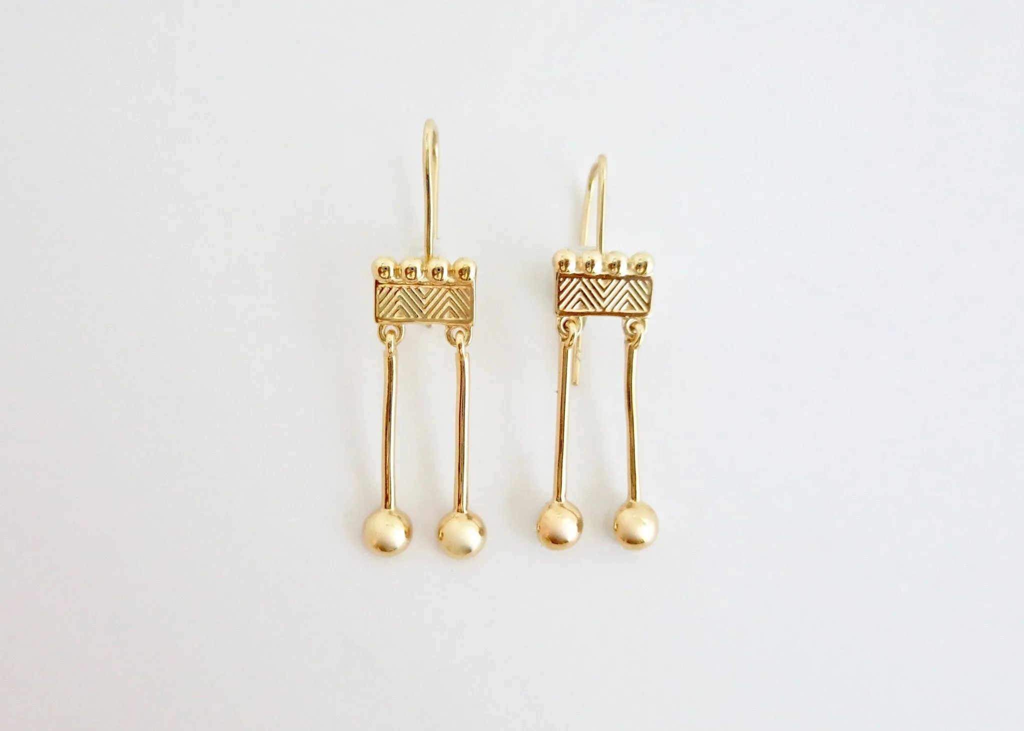 Dancing, gold plated 'Kinari' rectangular fish hook danglers