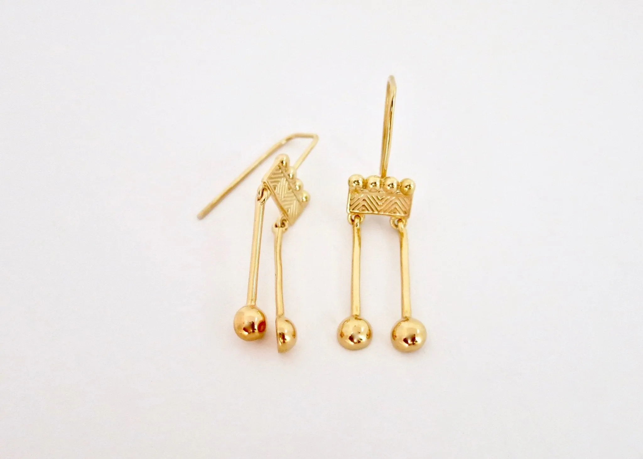 Dancing, gold plated 'Kinari' rectangular fish hook danglers
