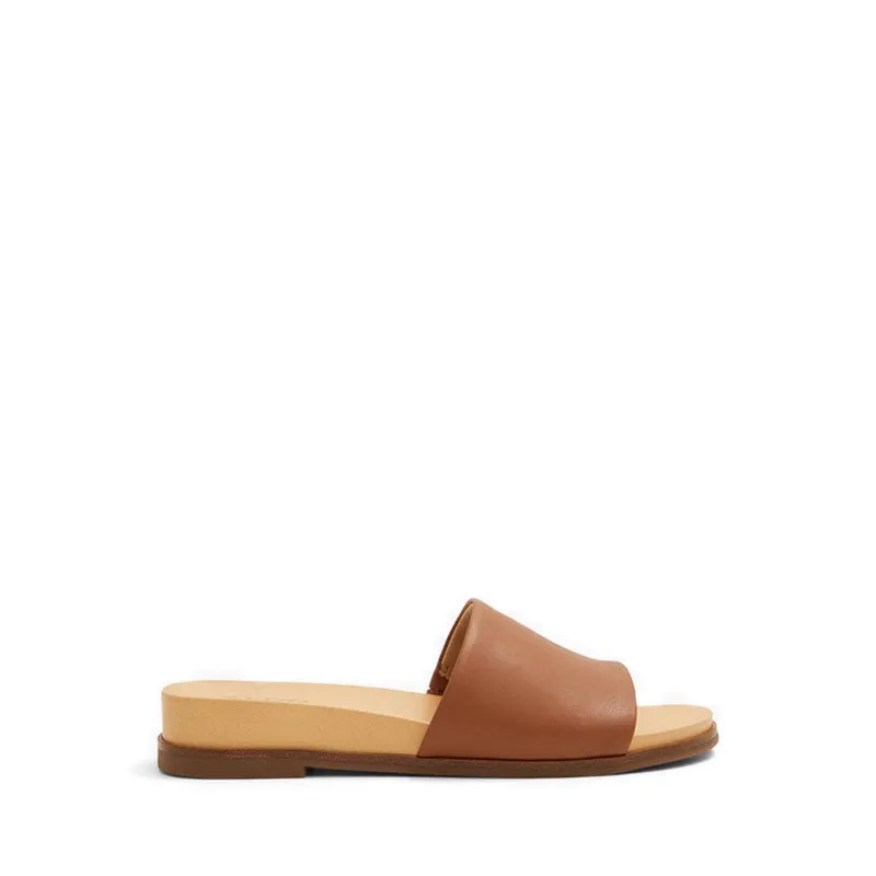 Elina Flat Sandals - Cognac