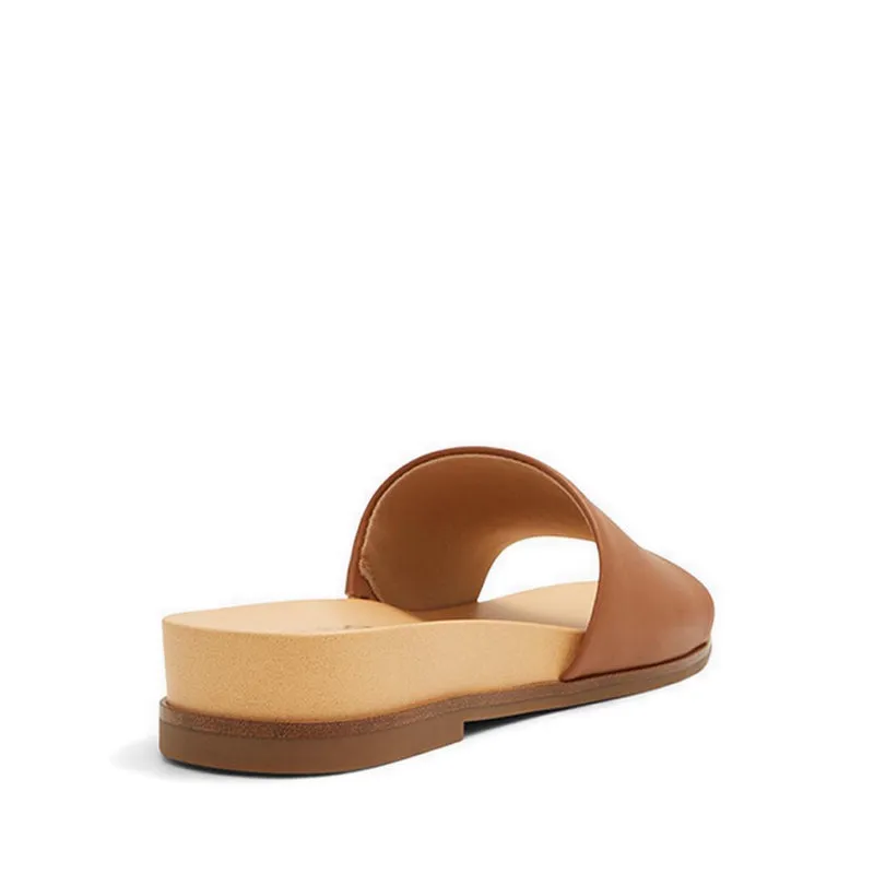 Elina Flat Sandals - Cognac