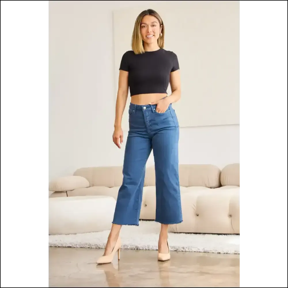Tummy Trouble? Meet Chloe’s High Waist Jeans – your New Best Friend! 😂👖